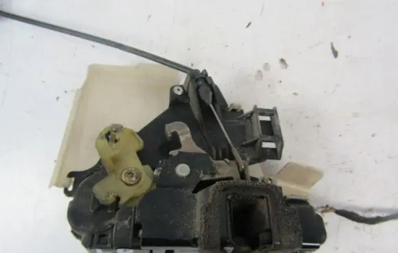 Volkswagen Polo Front door lock 