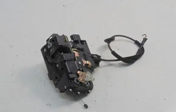Skoda Superb B5 (3U) Front door lock