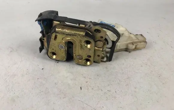 Subaru Impreza II Front door lock