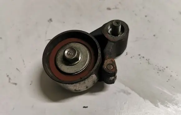 Mazda 6 Generator/alternator belt tensioner