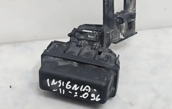 Opel Insignia A Relay mounting block 13265980