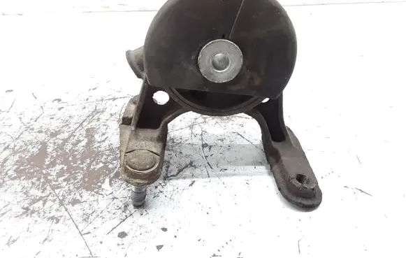 Toyota RAV 4 (XA30) Engine mount bracket