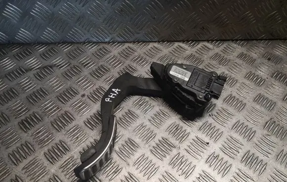 Accelerator throttle pedal