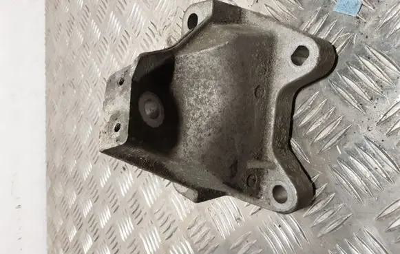 Jeep Grand Cherokee Engine mounting bracket