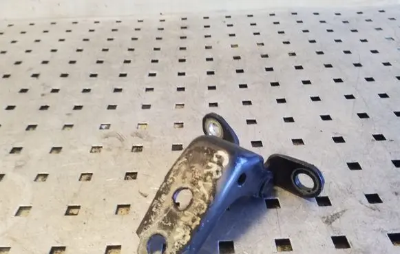 Honda CR-V Front door upper hinge