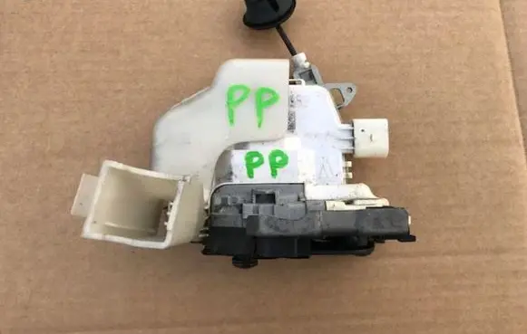 Audi Q3 8U Front door lock 8J2837016E