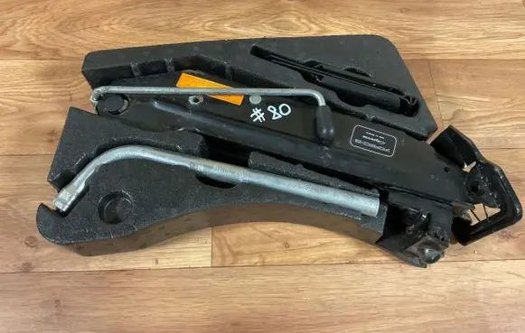 Volkswagen Touareg II Tool set 7P0011031A