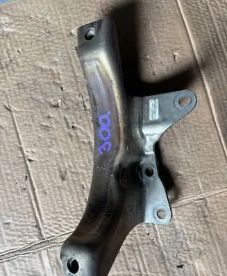 Alfa Romeo Giulia Fender mounting bracket 50555410