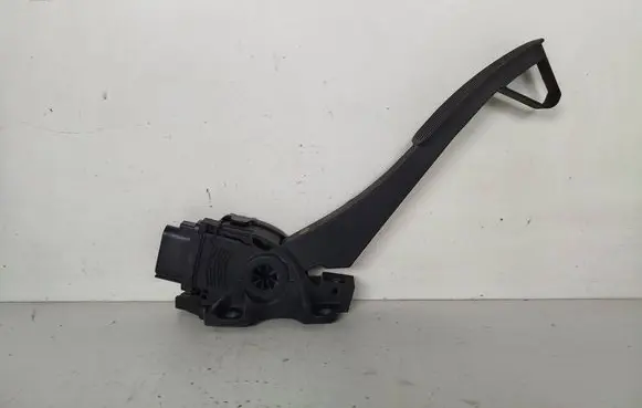 Accelerator throttle pedal