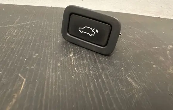 Volvo V70 Tailgate/boot open switch button 30739237