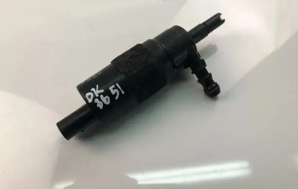 Volkswagen PASSAT B6 Windscreen/windshield washer pump 3B7955681