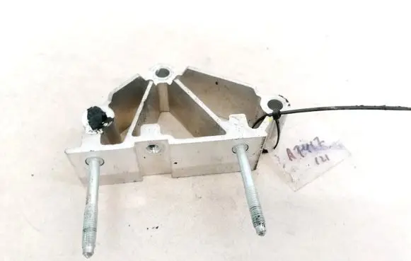 Skoda Octavia Mk2 (1Z) Engine mounting bracket
