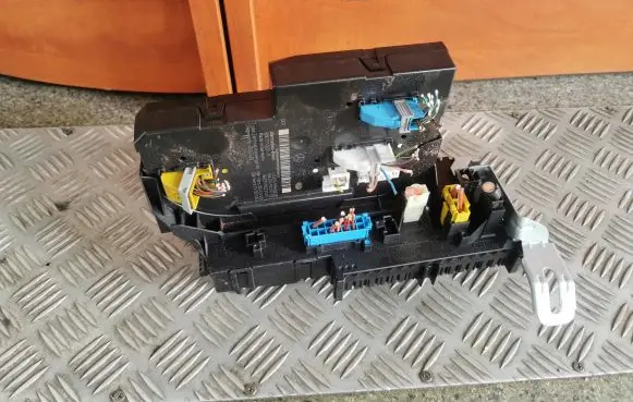 Mercedes-Benz C W204 SAM control unit 2049060205