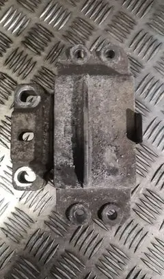 Volkswagen Golf V Engine mount bracket