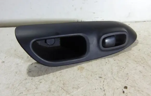 Nissan Juke I F15 Electric window control switch