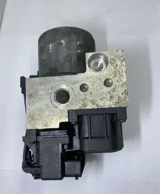 Volkswagen PASSAT B5 ABS Pump 0273004132 8E0614111