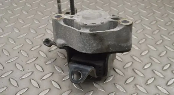 Toyota Prius (XW20) Engine mount bracket