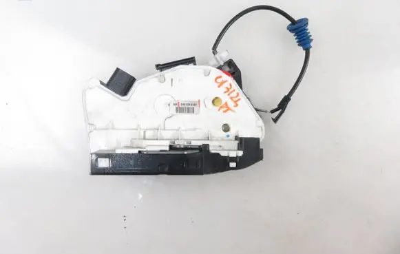 Volkswagen PASSAT CC Rear door lock 5N0839016A