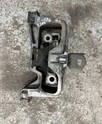 Mercedes-Benz A W176 Engine mount bracket A2462402617