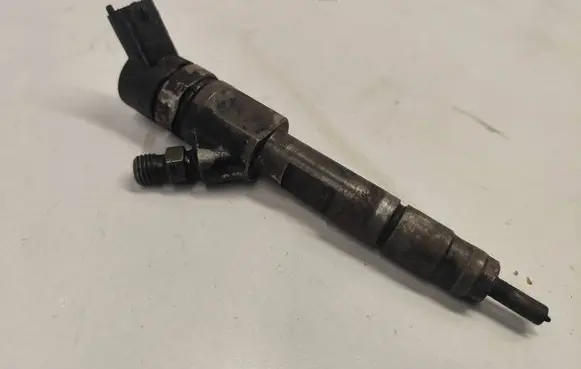 Renault Megane III Fuel injector 0445110328
