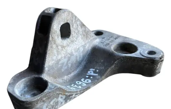 Volkswagen Transporter - Caravelle T5 Engine mounting bracket 7H0199207B