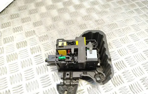 Peugeot 208 Fuse module 9812661980