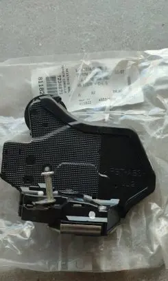 Toyota Corolla Verso AR10 Rear door lock 690600F011