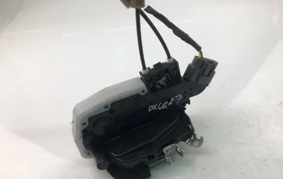 Nissan Leaf I (ZE0) Front door lock T8011510