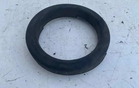 Volvo V70 Front coil spring rubber mount 9157503