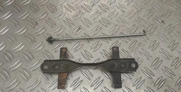 Toyota RAV 4 (XA20) Battery bracket 