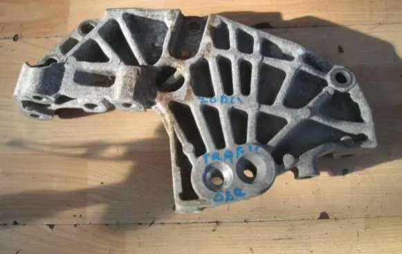 Opel Vivaro Engine mounting bracket