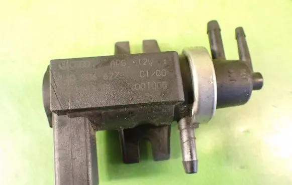 Skoda Octavia Mk1 (1U) Breather valve 1J0906627