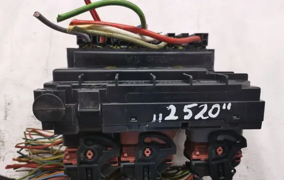 Peugeot 307 Fuse module 9661087080