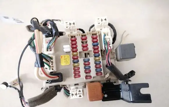 Nissan Primera Fuse box set 24350av700
