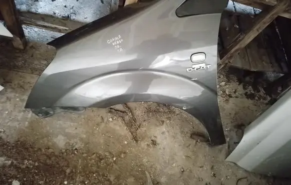 Toyota Corolla Verso E121 Fender