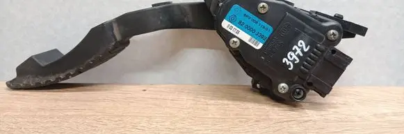 Accelerator throttle pedal
