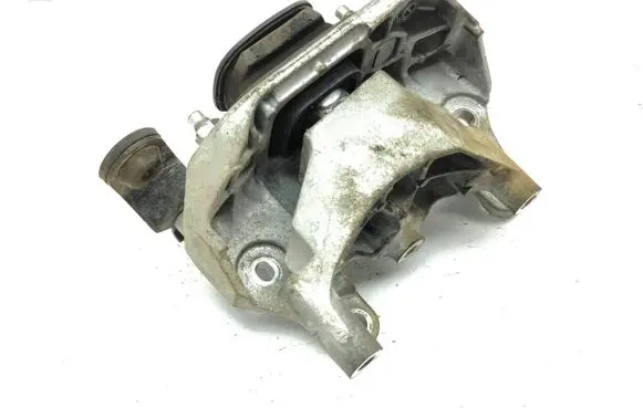 Nissan X-Trail T32 Engine mount bracket
