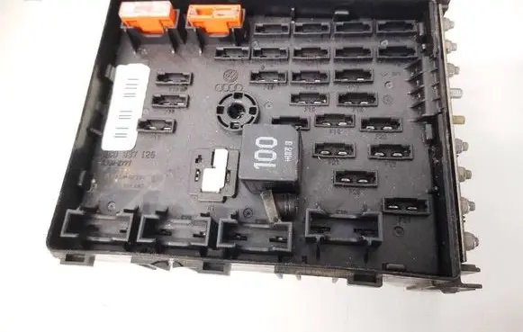 Volkswagen PASSAT B6 Fuse box set 3C0937125
