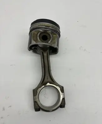 Toyota Avensis T250 Piston with connecting rod
