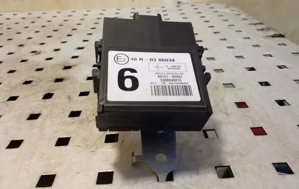 Toyota Avensis T270 Door central lock control unit/module 8974105091