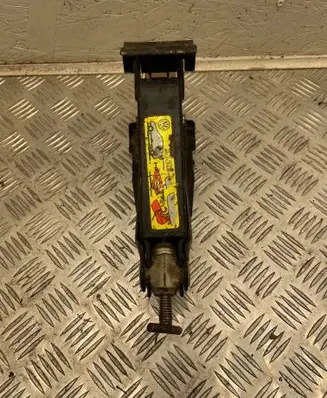 Volkswagen PASSAT B4 Lift Jack 357011031D