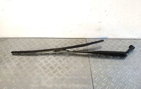 Toyota Land Cruiser (J200) Front wiper blade arm