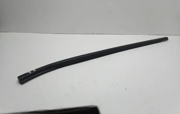 Hyundai i30 Rear door glass trim molding 