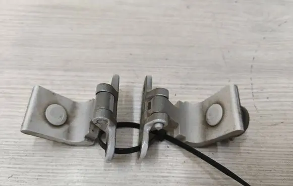 Audi Q2 - Tailgate/trunk/boot hinge 8V3827299B