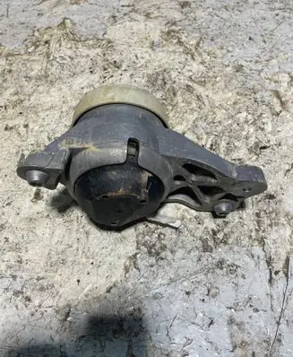Engine mount bracket