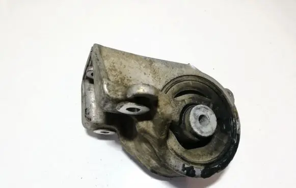 Nissan Almera Tino Engine mounting bracket