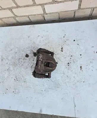 Toyota Corolla Verso E121 Front brake caliper 