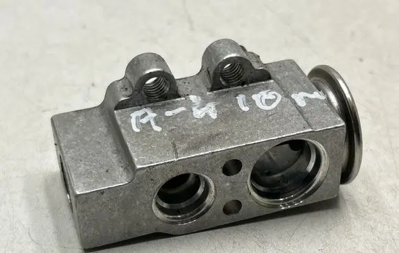 Audi A4 S4 B8 8K Air conditioning (A/C) expansion valve Y7556003 HFC134A 52417890