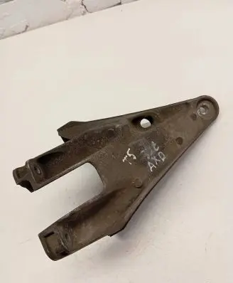 Volkswagen Transporter - Caravelle T5 Engine mounting bracket 7H0199370M 7H0199370L S1900