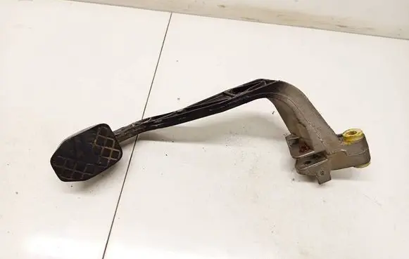 Volkswagen PASSAT B5 Clutch pedal 8d1721316f